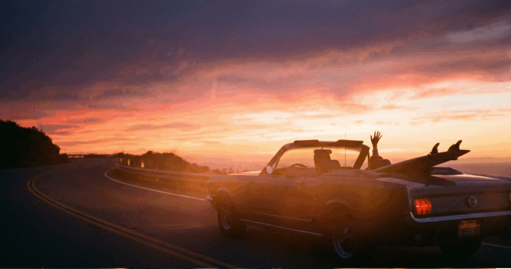 柔らかな光に包まれた車が静かに走るイメージ。車のナンバー占いを楽しみながら運気を高めるというテーマを総括する、明るく前向きな雰囲気の画像。