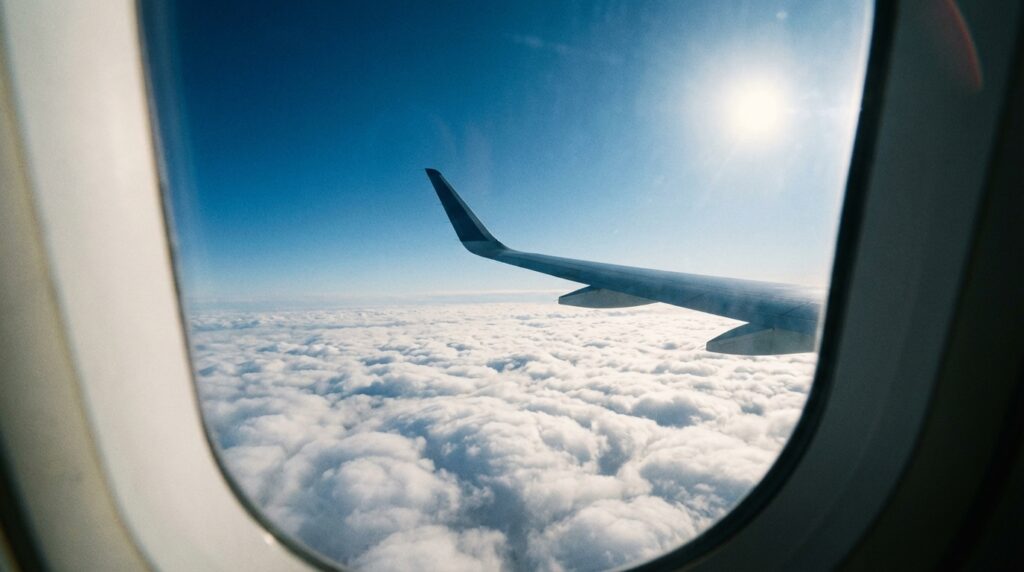 状況別で見る飛行機の夢の意味|乗る・遅れる・落ちる夢占いイメージ