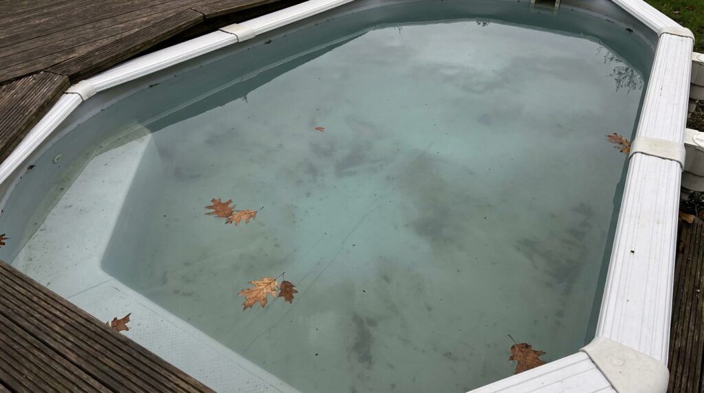 汚れたプールや濁った水の夢の意味｜心の疲れやストレスを映し出す夢占いイメージ